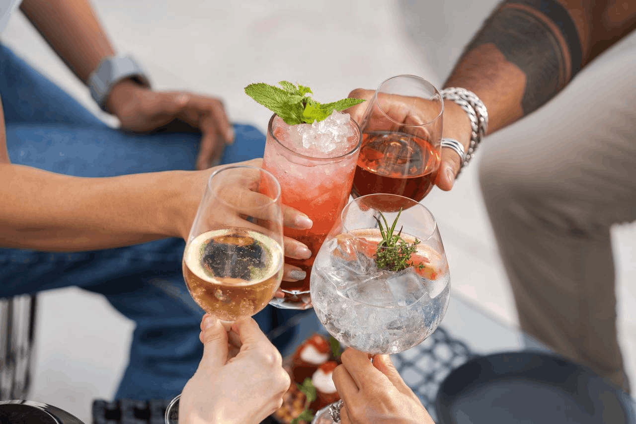 alcools santé personnes qui tiennent un verre d'alcool