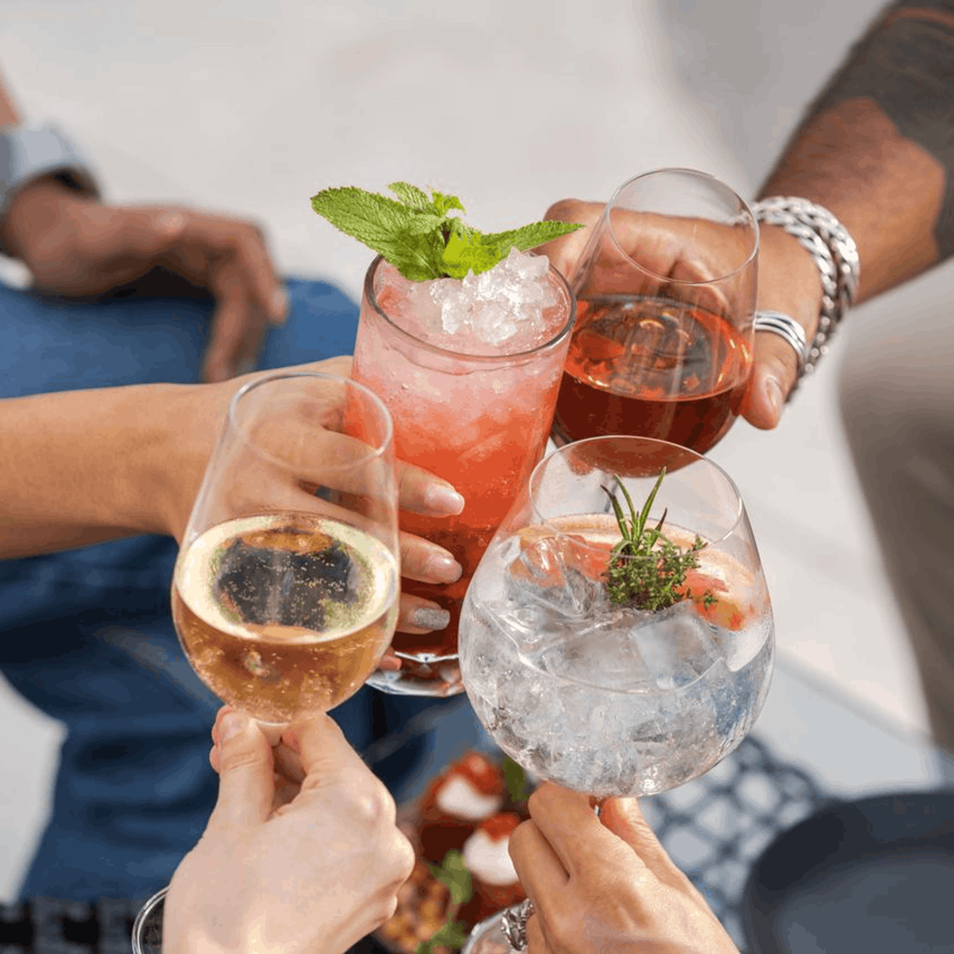 alcools santé personnes qui tiennent un verre d'alcool