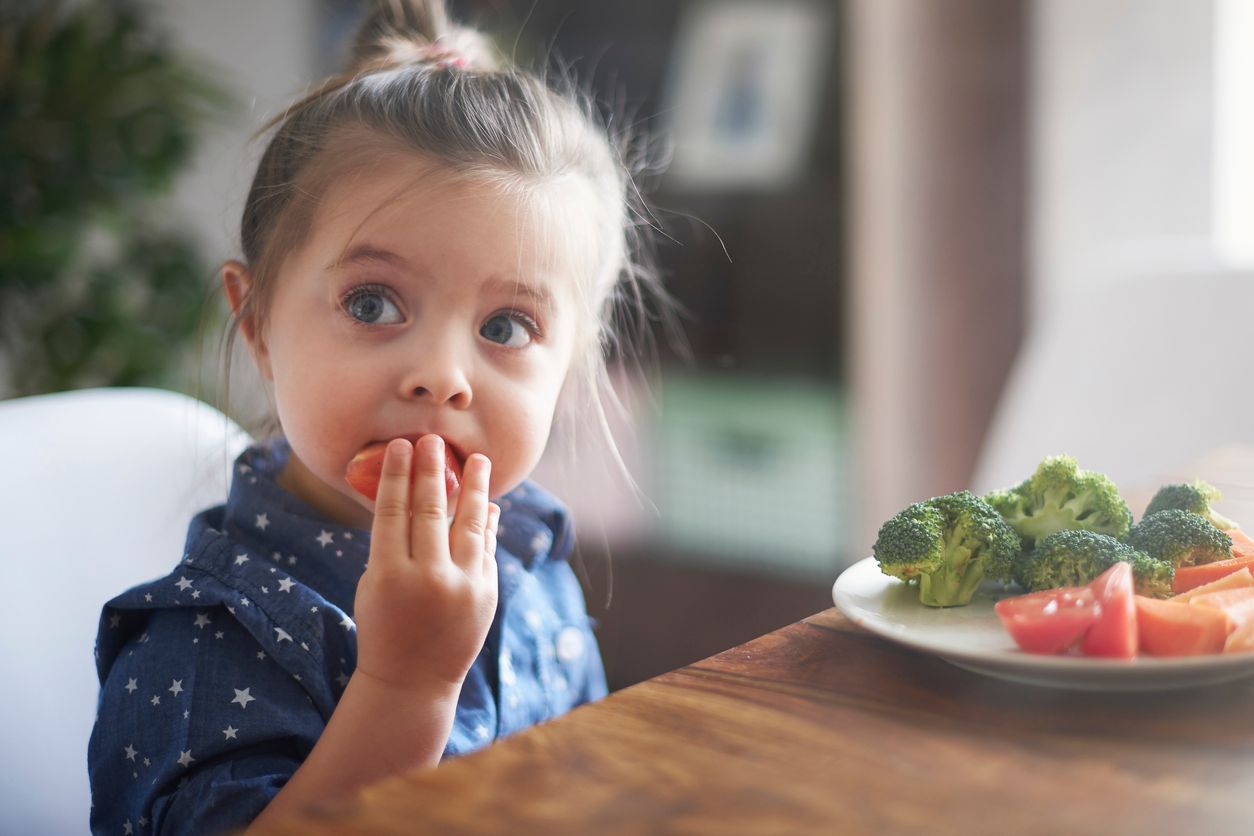 enfant qui mange assez conseils de nutritionnistes