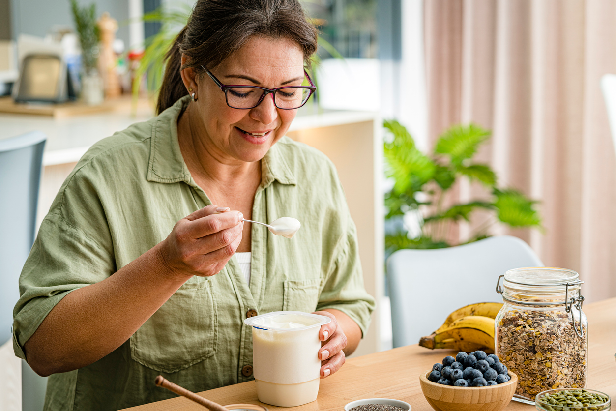 Une femme qui mange du yogurt