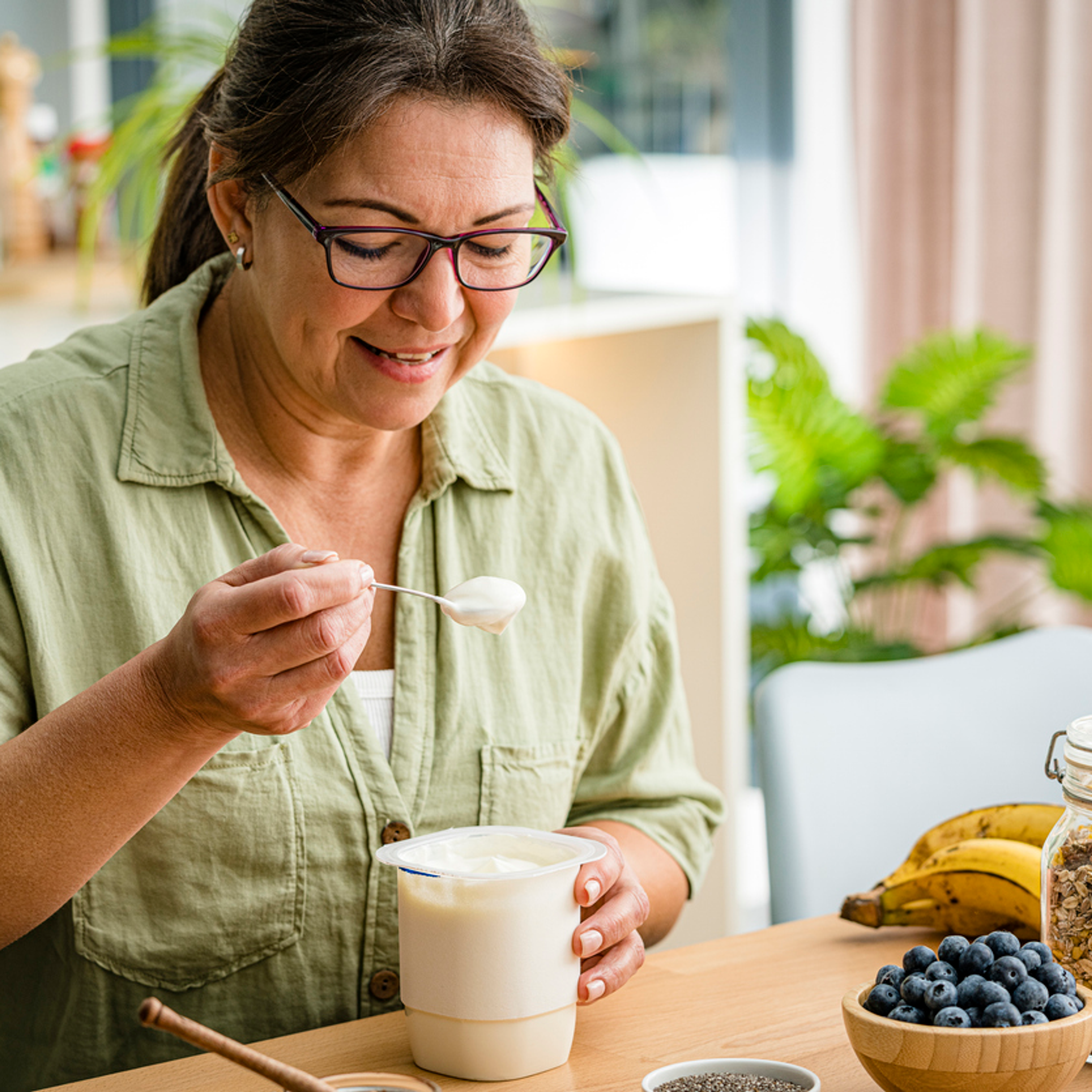 Une femme qui mange du yogurt