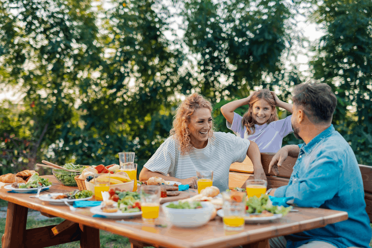 famille qui mange dehors été barbecue santé nutrition