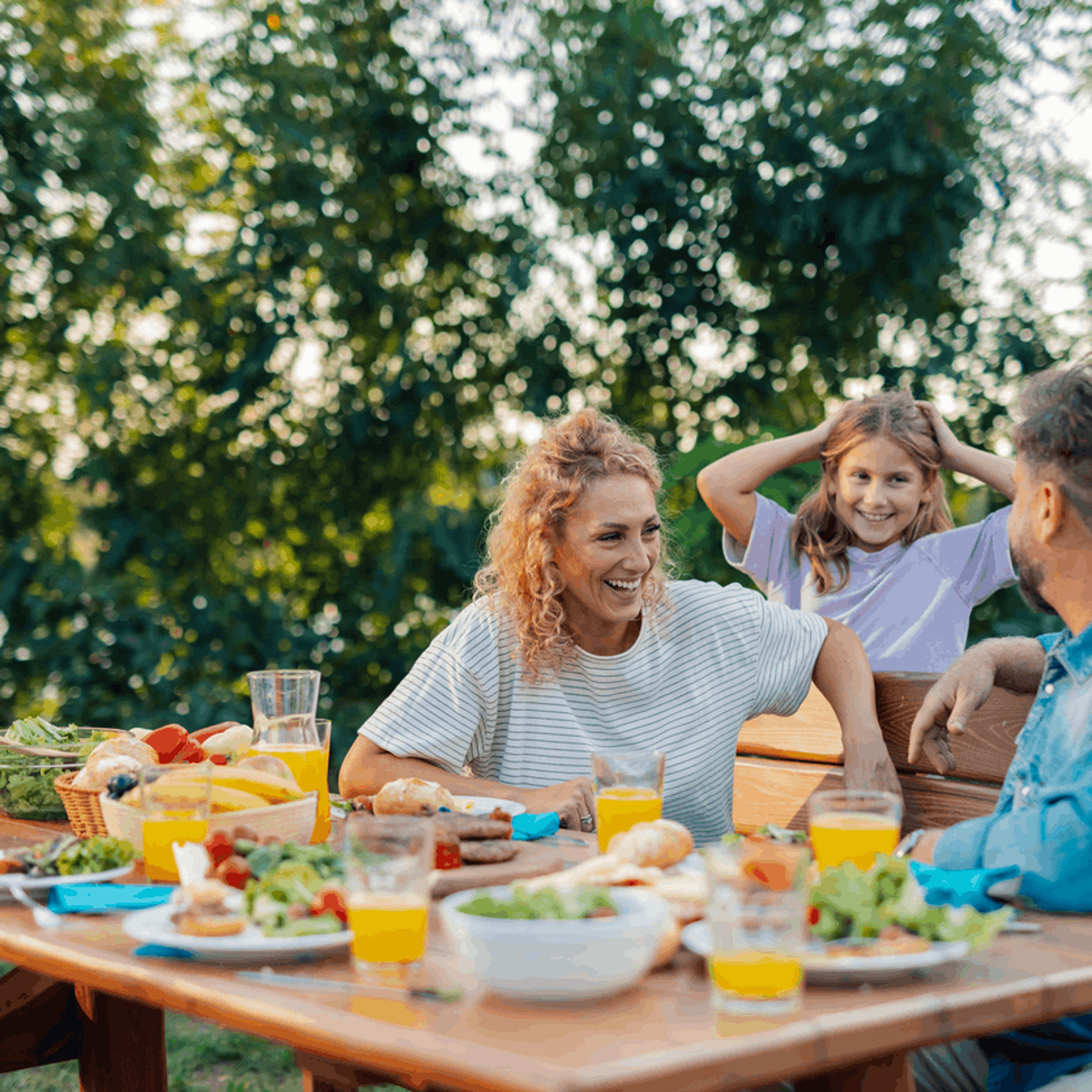 famille qui mange dehors été barbecue santé nutrition
