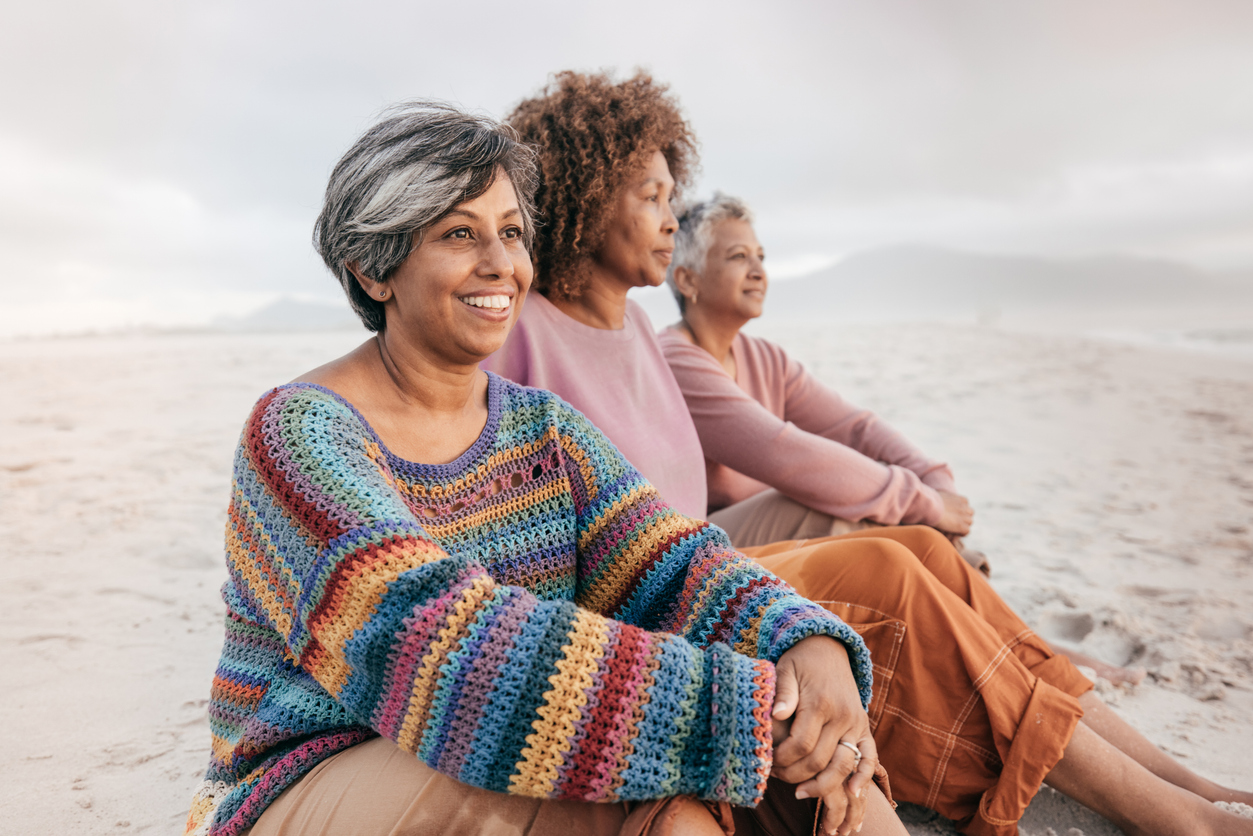 femme ménopausées heureuses sur une plage nutrition