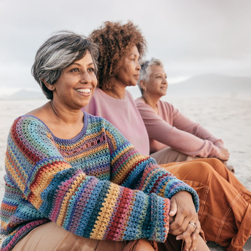 femme ménopausées heureuses sur une plage nutrition