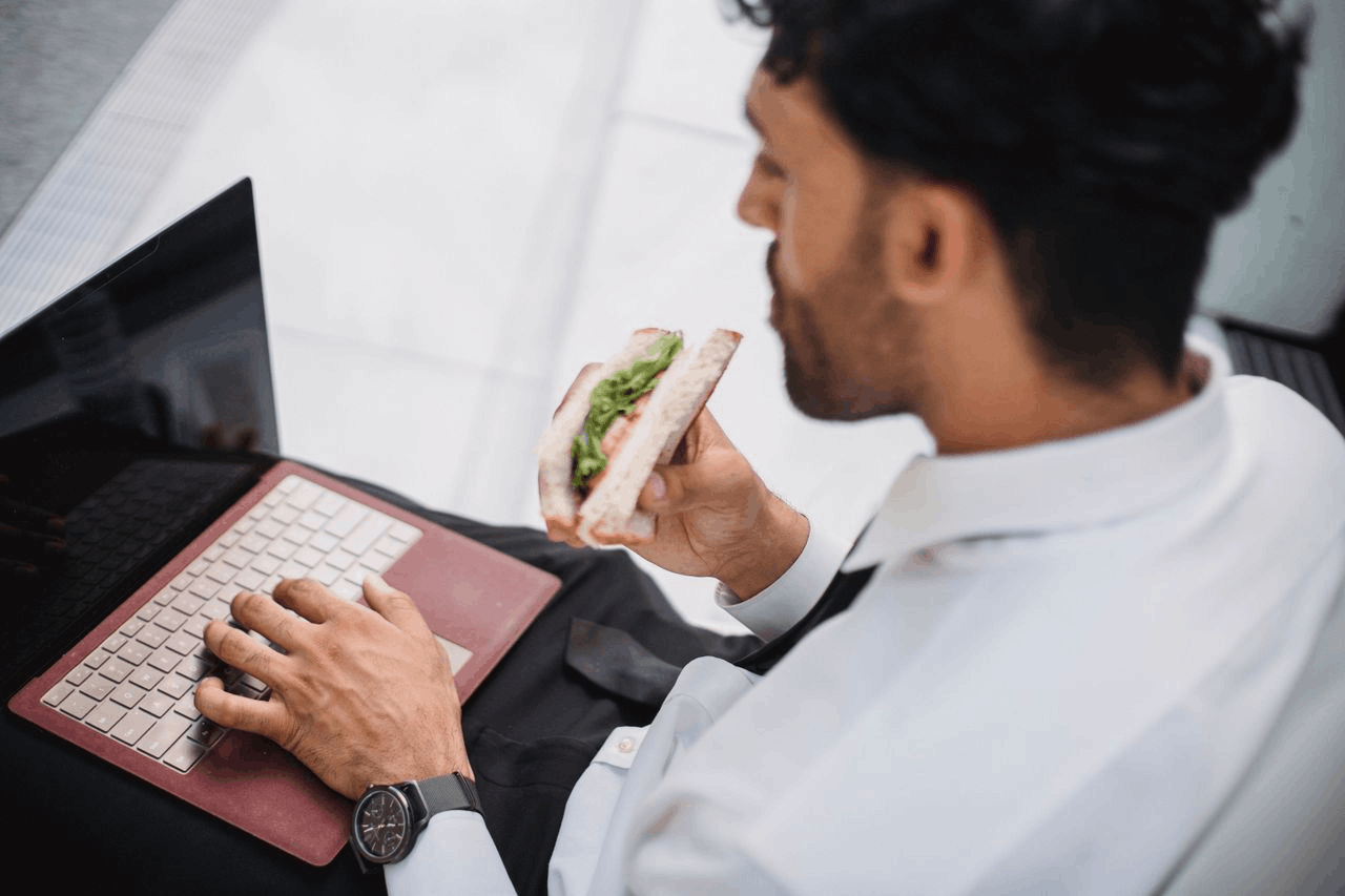 manger devant un ordinateur au travail