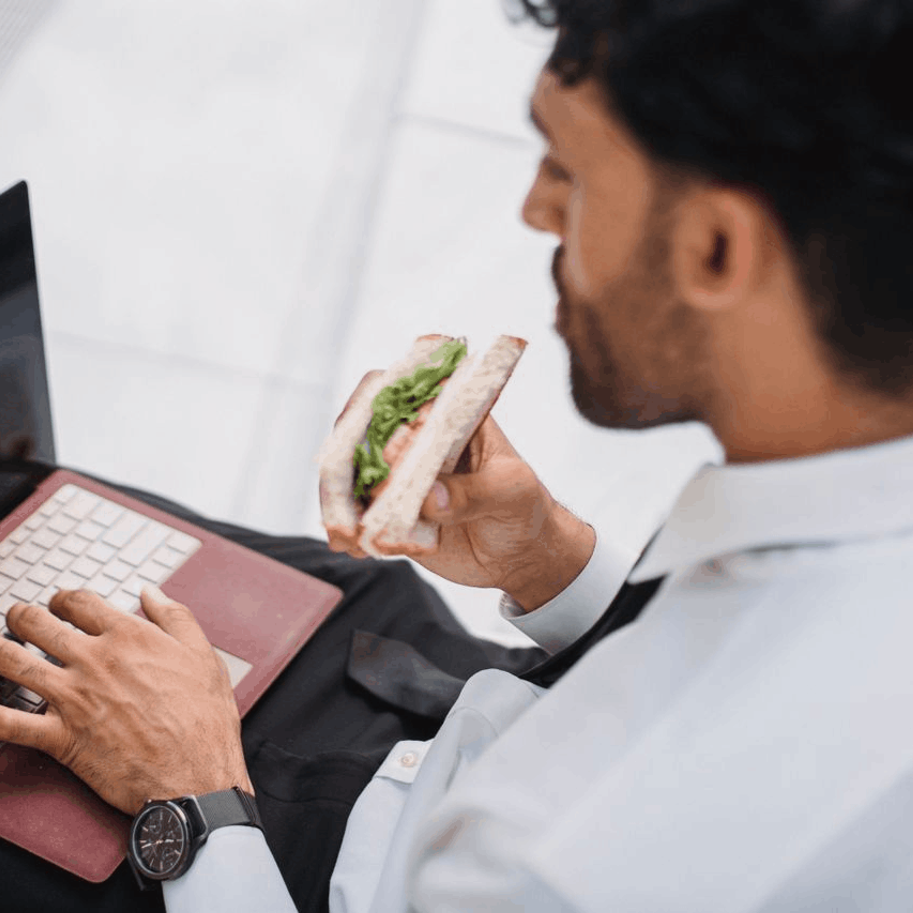 manger devant un ordinateur au travail