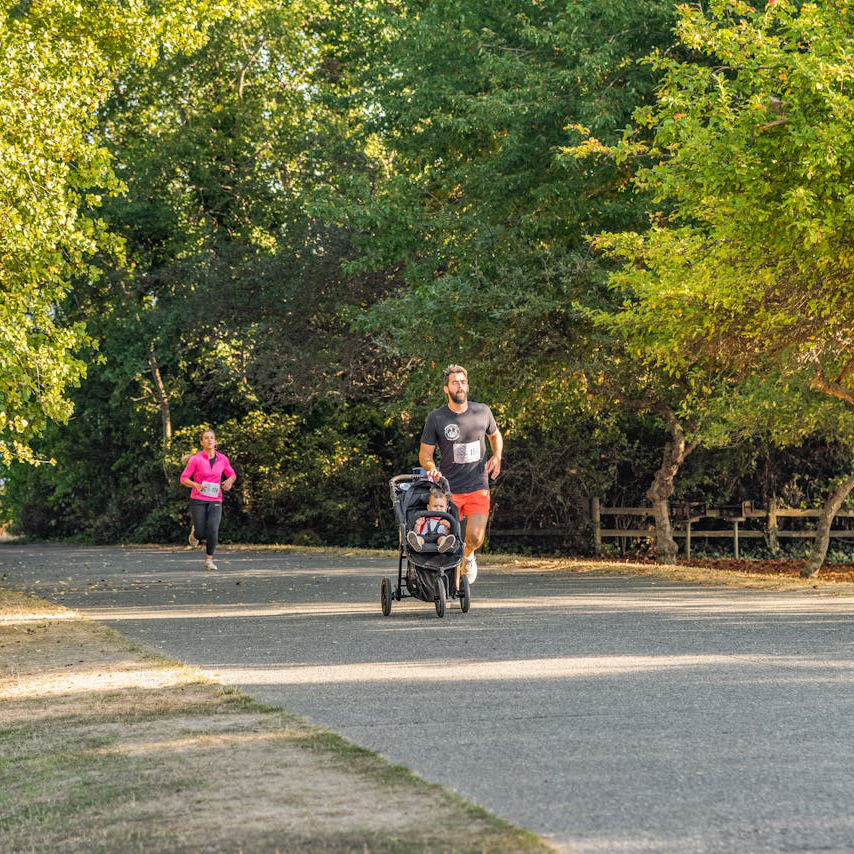 homme qui court à Mascouche dans un parc