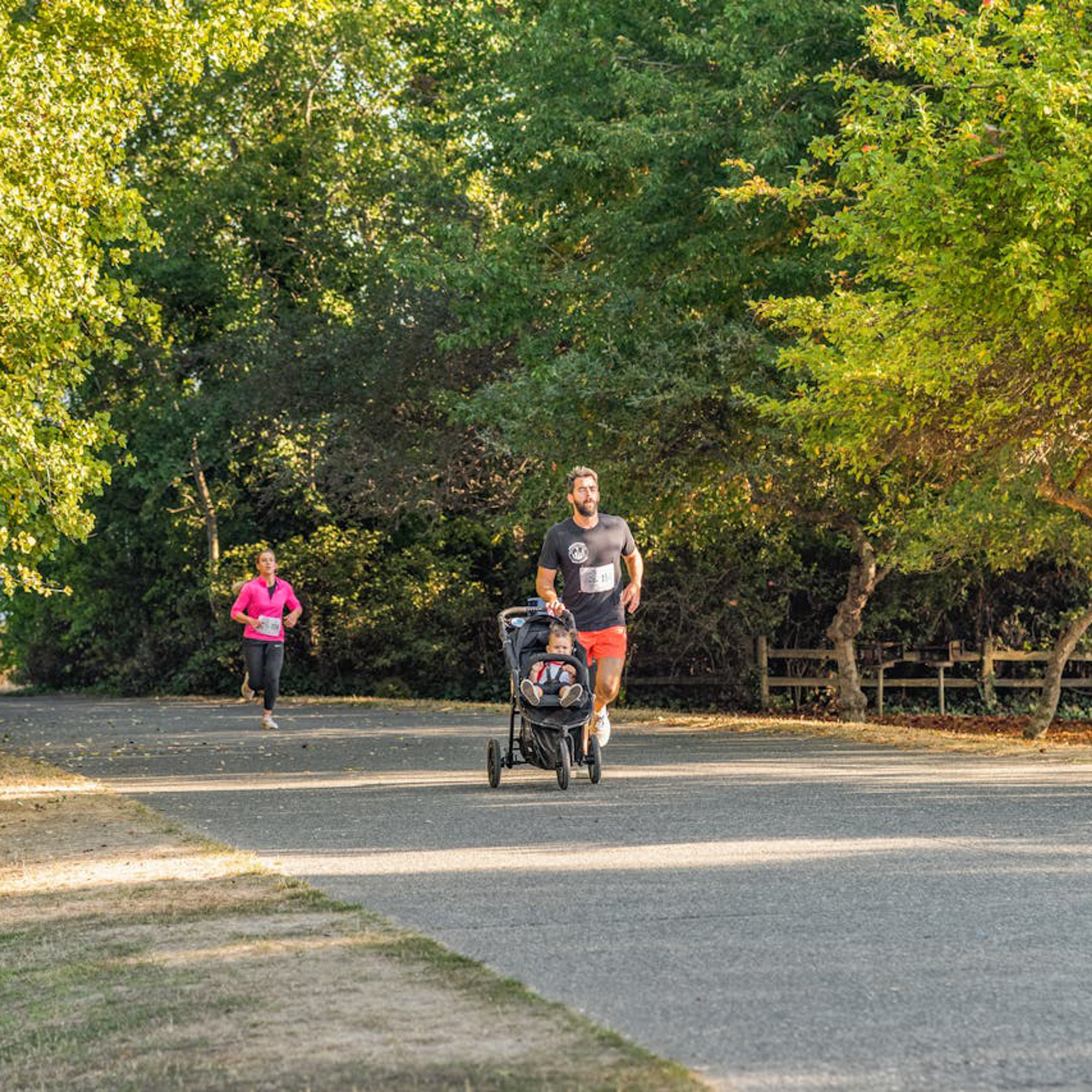 homme qui court à Mascouche dans un parc