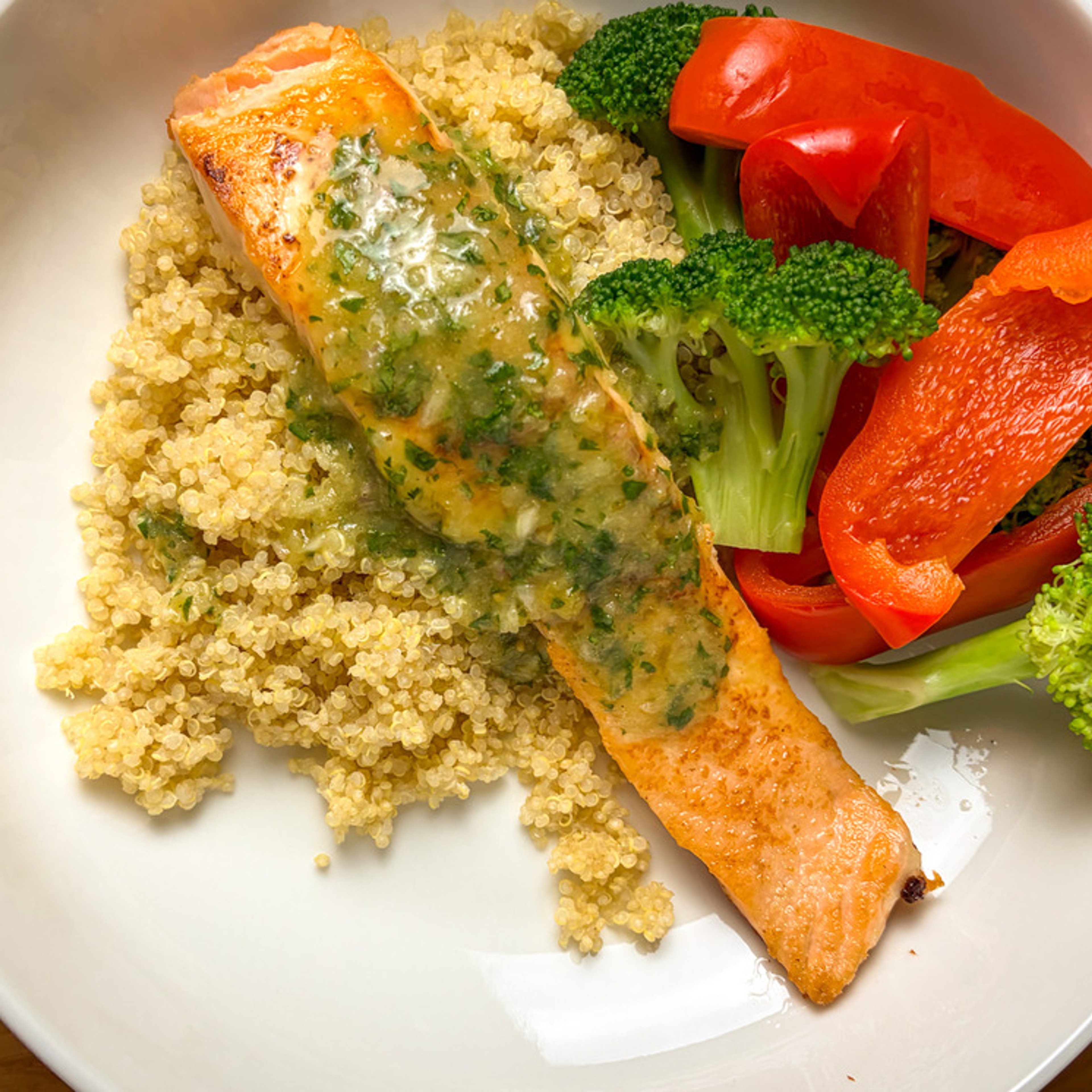 Saumon salsa verde santé fait par des nutritionnistes avec légumes vapeur et quinoa
